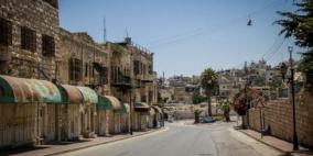 مستوطنون يثبتون حجرا يحمل كتابات عبرية في الخليل