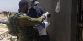 الاحتلال يخطر مواطنين بإخلاء أراضيهم في قرية الولجة شمال غرب بيت لحم