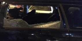 مستوطنون يعتدون على مركبات المواطنين غرب رام الله