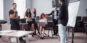 نصائح للتعامل مع التعليقات السخيفة بطريقة مهذبة في العمل