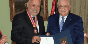 الرئيس يقلّد الفنان أشرف زكي أعلى وسام ثقافي في فلسطين