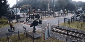 فيديو مرعب.. فتاة تنجو بأعجوبة من حادث دهس قطار سريع