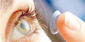 إزالة 23 عدسة لاصقة من عين امرأة
