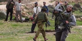 قوات الاحتلال ومستوطنون يعتدون على مزارعين ويمنعونهم من فلاحة أراضيهم في الخليل