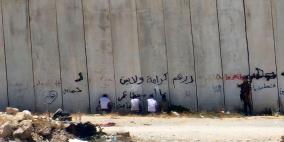 الاحتلال يحتجز مواطنين في تل الرميدة وسط الخليل