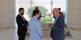 رئيس جامعة السلام التابعة للأمم المتحدة يزور متحف ياسر عرفات