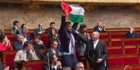 إعادة انتخاب النائب الفرنسي الذي أثار “هيستيريا” اليمين المتطرف برفع علم فلسطين في البرلمان 