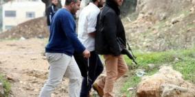 مستعمرون يحرثون عشرات الدونمات من أراضي المواطنين في الأغوار