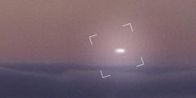 مصور يوثق أجساما غامضة في سماء إحدى المدن البريطانية