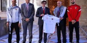 رئيس إقليم كتالونيا يستقبل وفدا من بعثة المنتخب الوطني برئاسة الفريق الرجوب