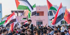 العلم الفلسطيني يزين مسيرة للمشجعين العرب في ميناء الدوحة القديم