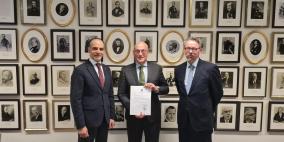 لاهاي: السفير حجازي يسلم وثيقة انضمام فلسطين للجنة الدولية لشؤون المفقودين