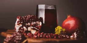 أيهما أفضل.. تناول حبات الرمان أم شرب عصيرها؟