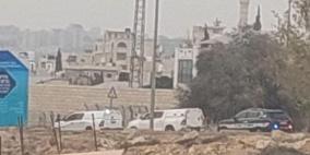 الاحتلال يعتقل 12 شابًا من "تجمع معازي جبع" شمال القدس