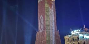 تونس: إضاءة ساحة الساعة بالعلمين الفلسطيني والتونسي
