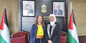 غنام تُطلع القنصل السويدي على آخر مستجدات جرائم الاحتلال والمستوطنين بحق شعبنا