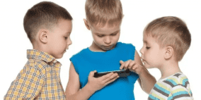 ما العمر المناسب لمنح طفلك هاتفًا ذكيًا؟ دراسة تجيب