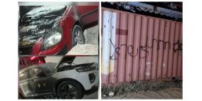 مستوطنون يحرقون مركبتين ويخطون شعارات عنصرية شرق رام الله