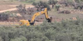 الاحتلال يقتلع نحو 400 شجرة زيتون ويجرف 35 دونمًا من أراضي بدرس غرب رام الله