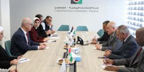 وزارة الحكم المحلي ولجنة الانتخابات المركزية تبحثان الاستعدادات الجارية لاجراء الانتخابات المحلية