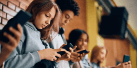 منصات التواصل تضغط نفسيًا على المراهقين… والفتيات الأكثر تضررًا