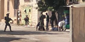 الاحتلال يحتجز شبابا وينكل بهم في بديا وحارس غرب سلفيت