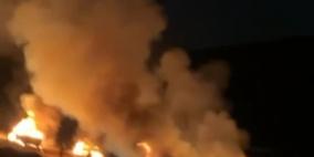 شاهد| إصابتان وإحراق مساكن ومركبات في هجوم للمستوطنين على تجمع خلة السدرة قرب مخماس