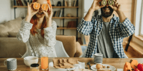 مقارنة غذائية: الكيوي والبرتقال.. أيهما أغنى بفيتامين C؟