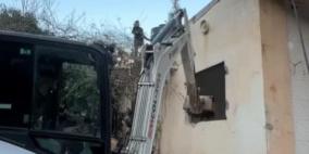 الاحتلال يُجبر مواطنا على هدم منزله في سلوان 