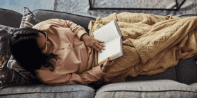 الراحة أولًا! 8 صفات تميّز من يفضّلون قضاء العطلات الأسبوعية بالمنزل