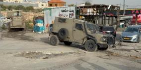 القدس: الاحتلال ينسحب من حزما بعد عدوان تخلله مداهمات واعتقالات وتنكيل