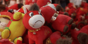 "الحصان الباكي".. خطأ مصنعي يحوّل دمية عادية إلى هوس يغزو أسواق الصين