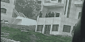 قوات الاحتلال تحوّل منزلا إلى ثكنة عسكرية في حزما شمال شرق القدس