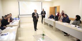 أبو زيد يحاور متدربي برنامج الإدارة والقيادة حول المفاوضات وإدارة الأزمات