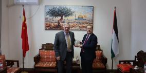 السفير عواد يلتقي سفير جمهورية سلوفاكيا لدى الصين ويضعه في صورة الأوضاع الفلسطينية