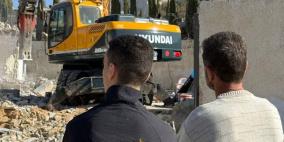 بالفيديو: الاحتلال يجبر مقدسيا على هدم منزله في بيت حنينا