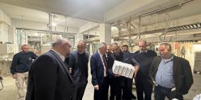 صور| وزير الصناعة يتفقد المنشآت الصناعية في قرى رام الله والبيرة 