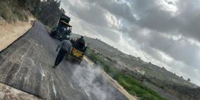 طولكرم: البدء بتعبيد المقطع الأول من شارع الأحراش مقابل مخيم نور شمس 