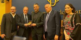 رابطة المدربين الإيطاليين تكرم مدرب منتخبنا إيهاب أبو جزر بجائزة "المقعد الذهبي"