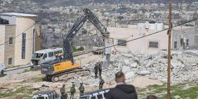 الاحتلال يخطر بإخلاء وهدم أكثر من 20 منزلا ومنشأة في عناتا شمال القدس