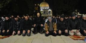 آلاف المصلين يؤدون العشاء والتراويح في الأقصى 