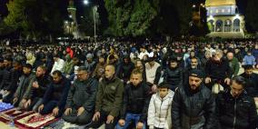 صور| 50 ألف مصلٍ يؤدون صلاتي العشاء والتراويح في المسجد الأقصى
