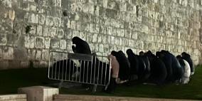 الاحتلال يفرق مقدسيين أدوا العشاء قرب باب الساهرة بالقدس المحتلة