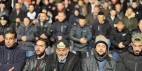 مقدسيون يؤدون العشاء والتراويح قرب باب الساهرة بالقدس المحتلة