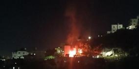 مستوطنون يهاجمون بيت امرين ويحرقون مركبتين