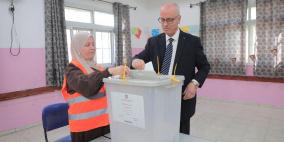 رئيس لجنة الانتخابات يعلن بدء الاقتراع ويدعو المواطنين للمشاركة