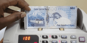 بنوك أجنبية ترفض شراء الريال القطري 