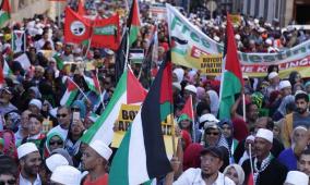 متظاهرون داعمون لغزة يعتلون سطح البرلمان الأسترالي و تفكيك مخيم تضامني في جامعة تورنتو بكندا