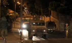 الاحتلال يعتقل شابا بعد اعتداء المستوطنين عليه جنوب الخليل