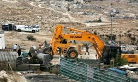 بيت لحم: الاحتلال يخطر بوقف البناء في منزلين وإغلاق طريق زراعي وإزالة سلاسل حجرية